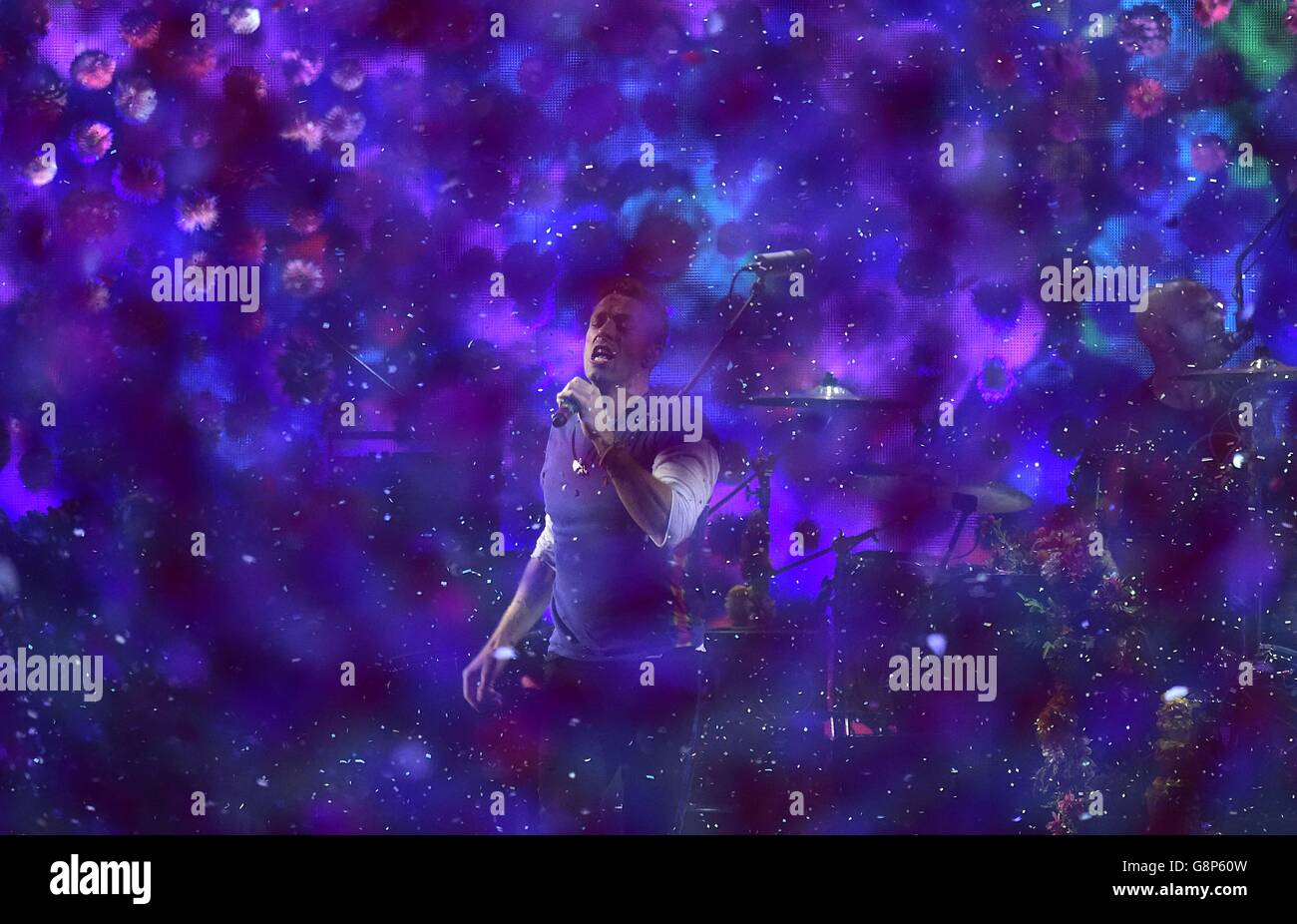 Chris Martin de Coldplay se produit sur scène lors des Brit Awards 2016 à l'O2 Arena de Londres. Banque D'Images