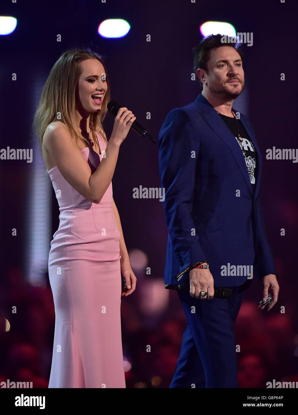 Brit Awards 2016 - spectacle - Londres.Suki Waterhouse (à gauche) et Simon Lebon sur scène lors des Brit Awards 2016 à l'O2 Arena, Londres. Banque D'Images