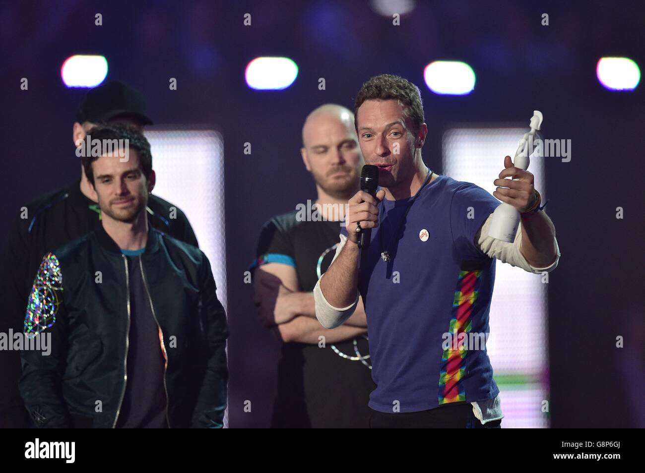 Chris Martin (à droite) de Coldplay reçoit le British Group Award sur scène lors des Brit Awards 2016 à l'O2 Arena, Londres. Banque D'Images