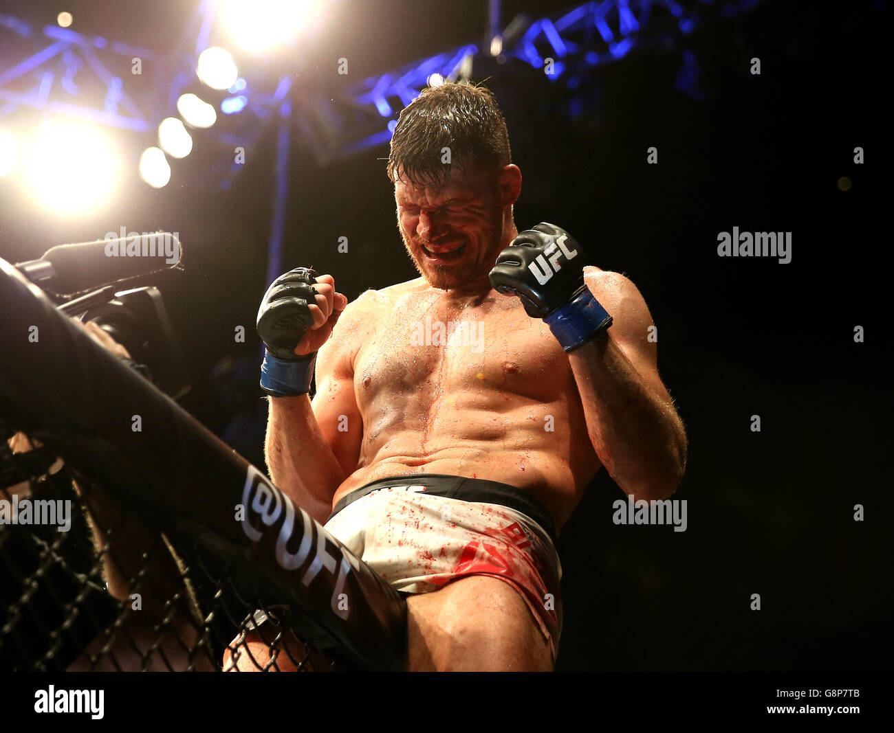 Michael Bisping, en Grande-Bretagne, célèbre sa victoire sur Anderson, au Brésil Silva pendant la nuit de combat de l'UFC Banque D'Images