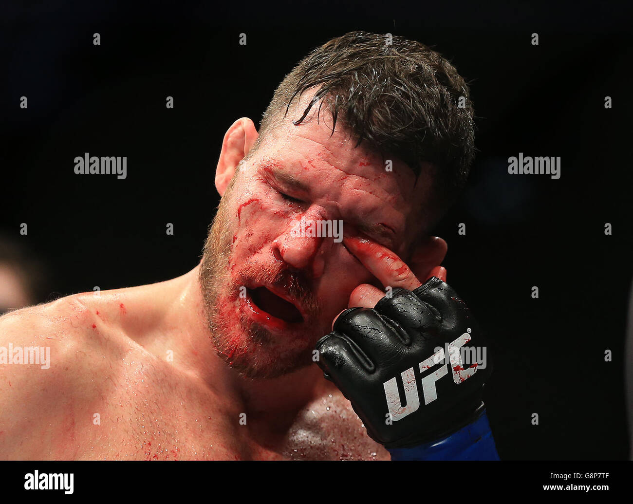 Michael Bisping, en Grande-Bretagne, enlève du sang de ses yeux pendant Son combat pendant la nuit de combat de l'UFC Banque D'Images
