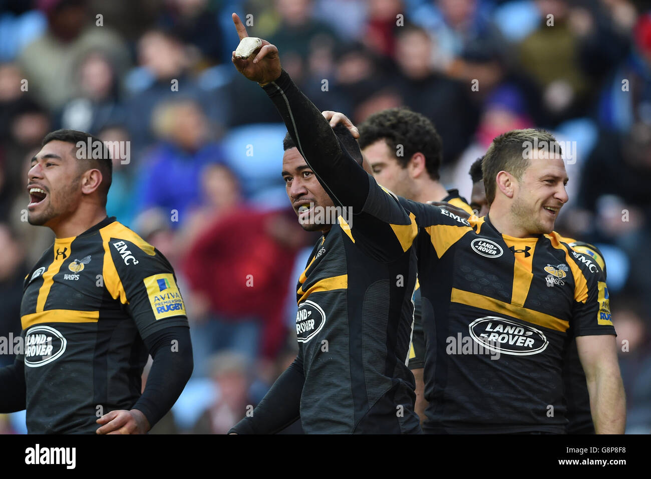 Siale Piutau (au centre) de Wasps célèbre la cinquième tentative de son équipe avec Jimmy Gopperth (à droite) et le frère Charles Piatau (à gauche) lors du match Aviva Premiership à l'arène Ricoh, Coventry. Banque D'Images