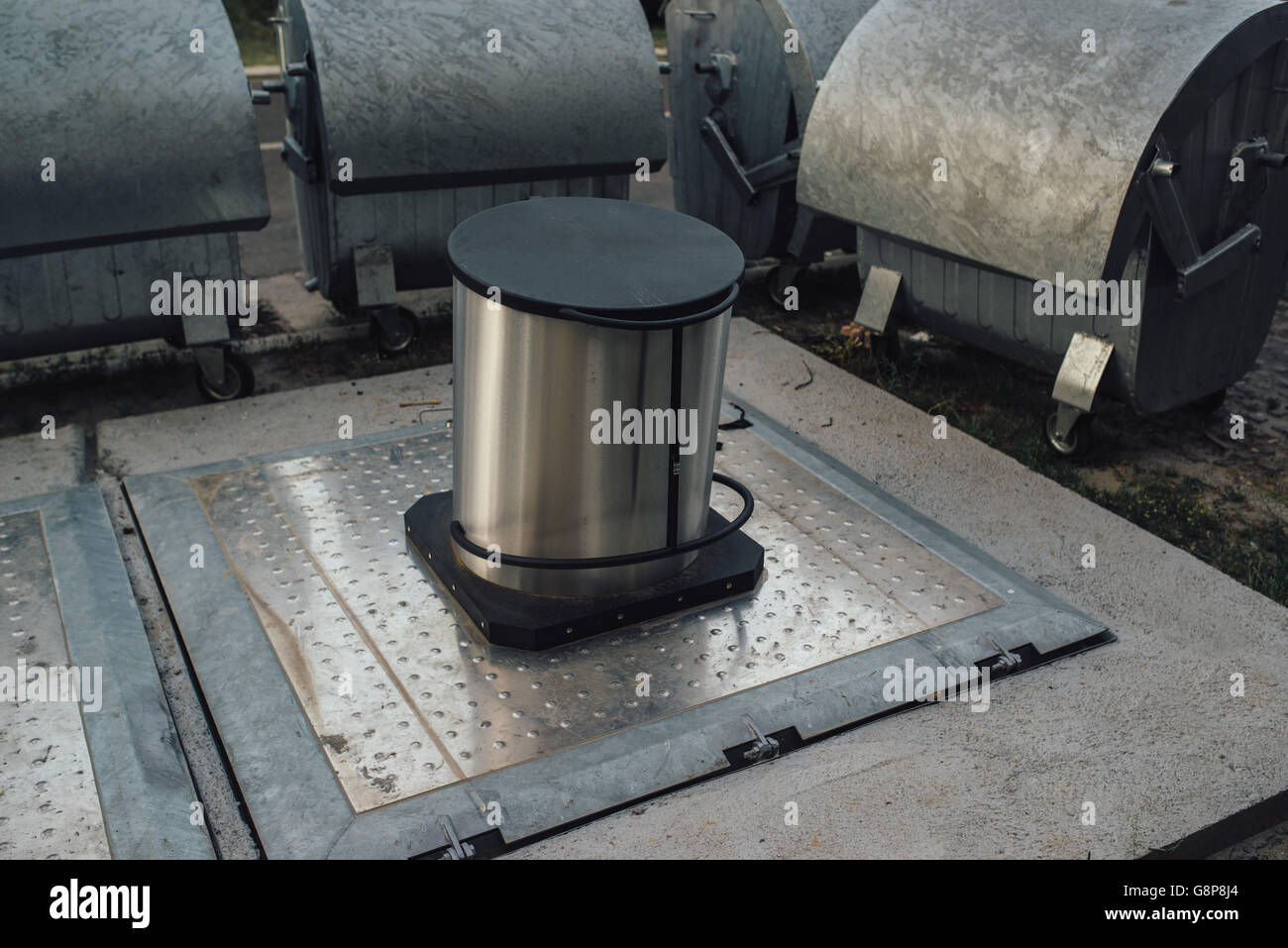 Les bennes à ordures ou poubelles dans l'environnement urbain Banque D'Images