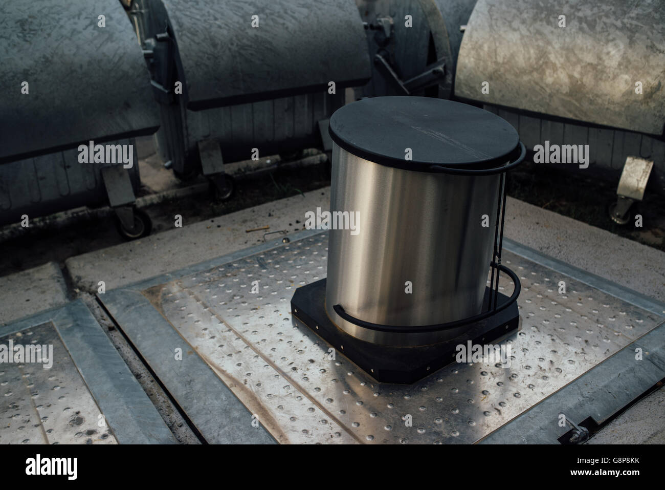 Les bennes à ordures ou poubelles dans l'environnement urbain Banque D'Images