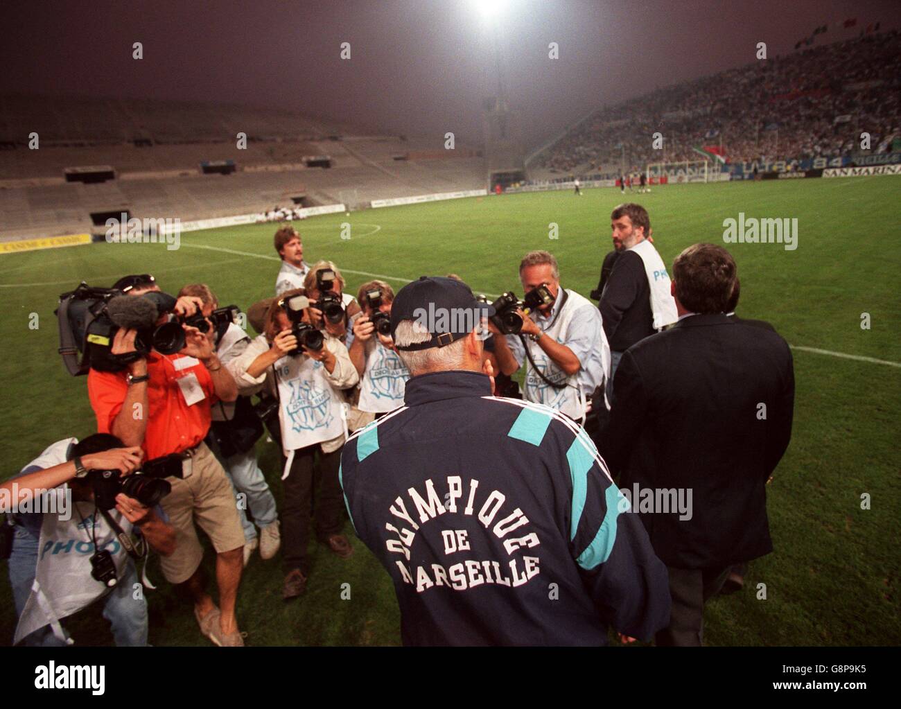 La nouvelle signature de Marseille Fabrizio Ravanelli entouré par les médias français Banque D'Images