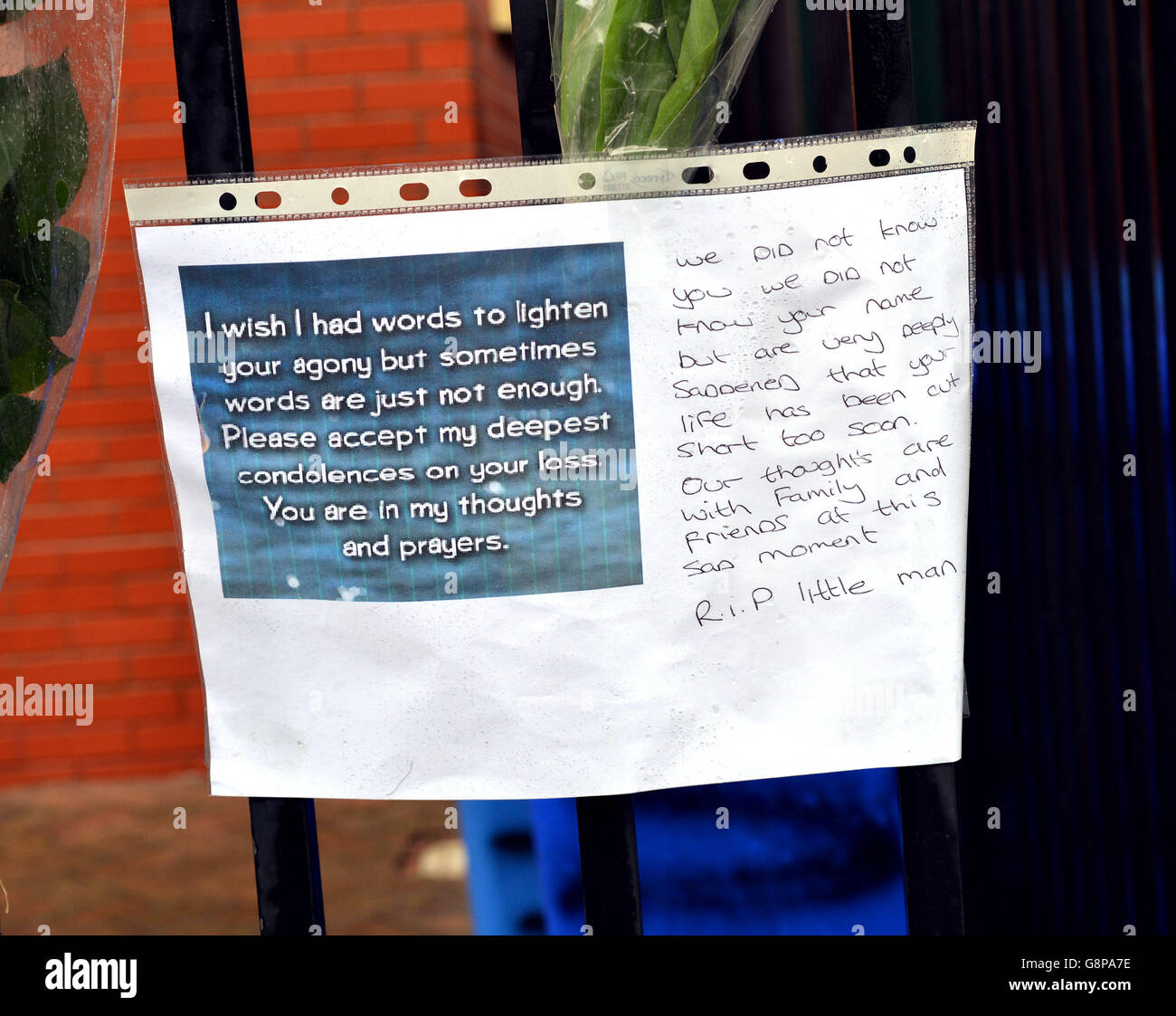 Des messages et des fleurs sont laissés à l'extérieur de la mosquée Hamza, à Ashton-under-Lyne, où un garçon de 11 ans a été tué dans un coup-à-coups à l'extérieur de la mosquée. Banque D'Images