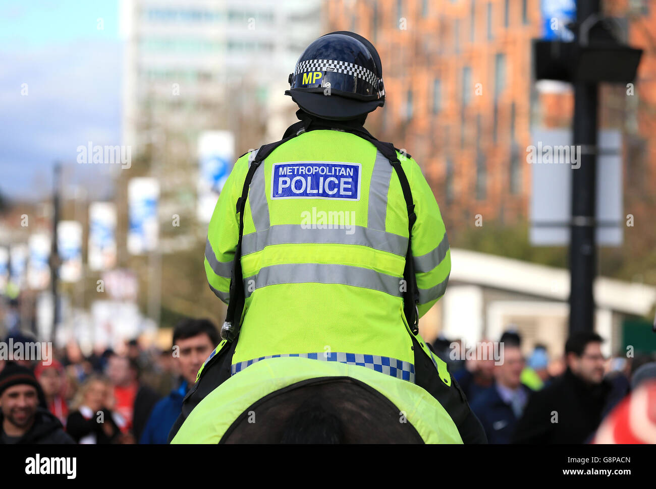 Liverpool / Manchester City - Capital One Cup - finale - Stade Wembley. La police montée regarde les fans sur Wembley Way Banque D'Images