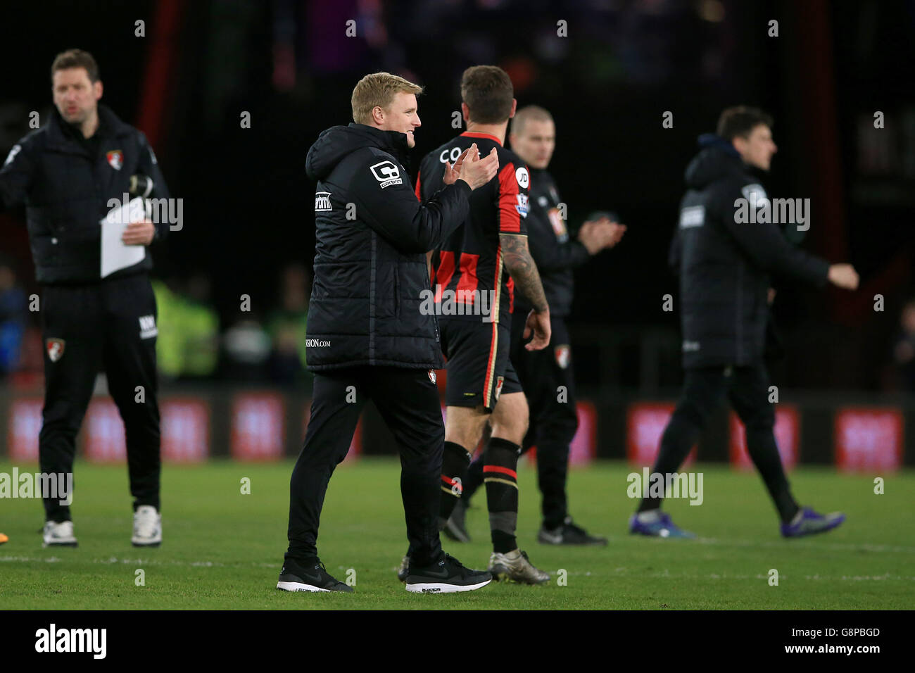 Eddie Howe (au centre), le directeur de l'AFC Bournemouth, applaudit les fans après le coup de sifflet final, lors du match de la Barclays Premier League au stade Vitality, à Bournemouth. Banque D'Images