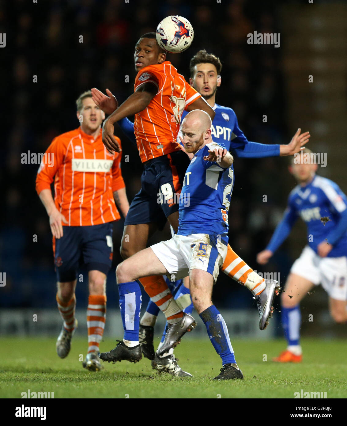 Chesterfield v Blackpool - Sky Bet League One - Stade Proact.Uche Ikpeazu de Blackpool (en haut) sous la pression de la défense de Chesterfield Banque D'Images