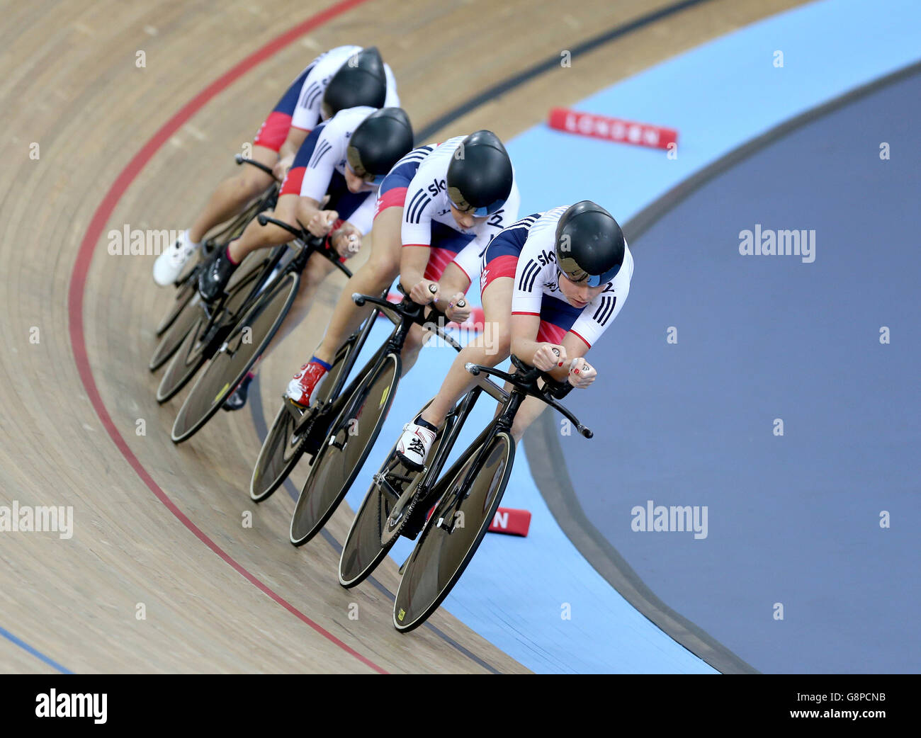 Ciara Horne, Joanna Rowsell-Shand, Laura Trott et Elinor Barker en Grande-Bretagne (à droite et à gauche) participent à la course de l'équipe féminine lors du deuxième jour des Championnats du monde de cyclisme sur piste de l'UCI à Lee Valley Volopark, Londres. Banque D'Images