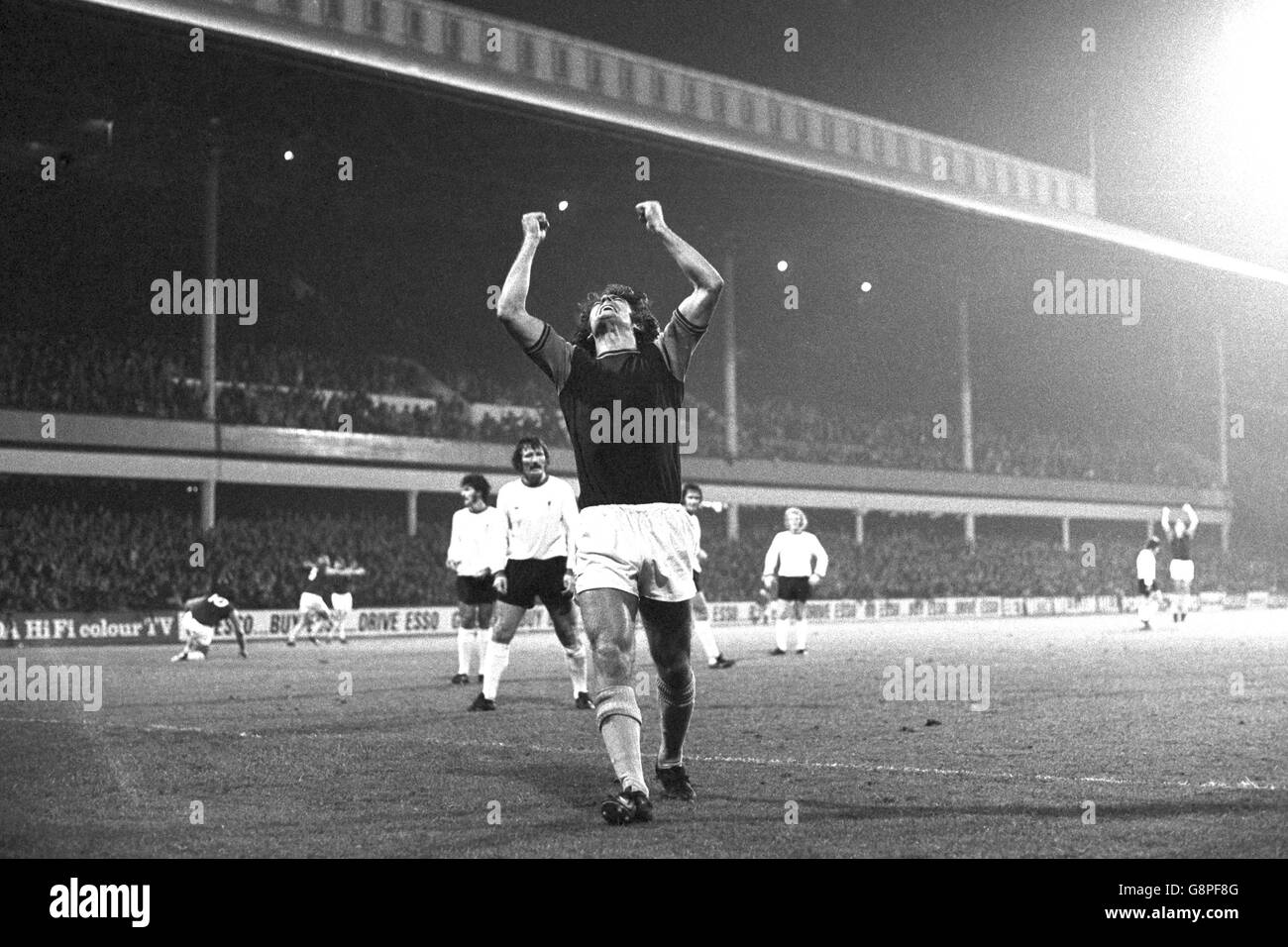 Ted MacDougall, envoyé dans le match contre Burnley samedi, signe son triomphe après avoir dirigé un égalisateur de West Ham dans le match de deuxième tour de la coupe de la Ligue contre Liverpool à Upton Park, Londres.Le jeu s'est terminé par un tirage de 2-2. Banque D'Images