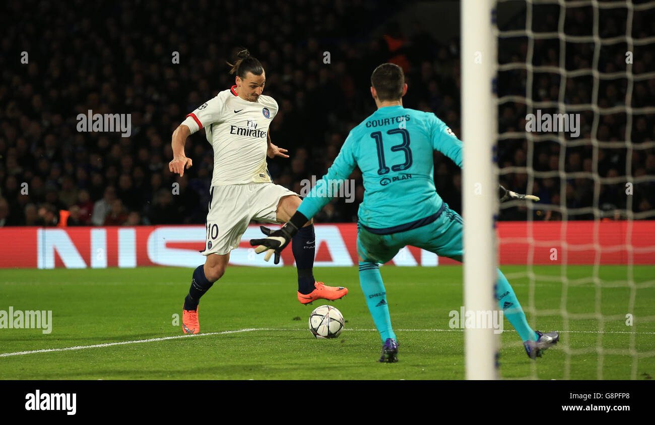 Zlatan Ibrahimovic de Paris Saint Germain (à gauche) a une chance sur le but contre le gardien de but de Chelsea Thibaut courtois pendant la Ligue des champions de l'UEFA, Round of Sixteen, second Leg Match à Stamford Bridge, Londres. Banque D'Images