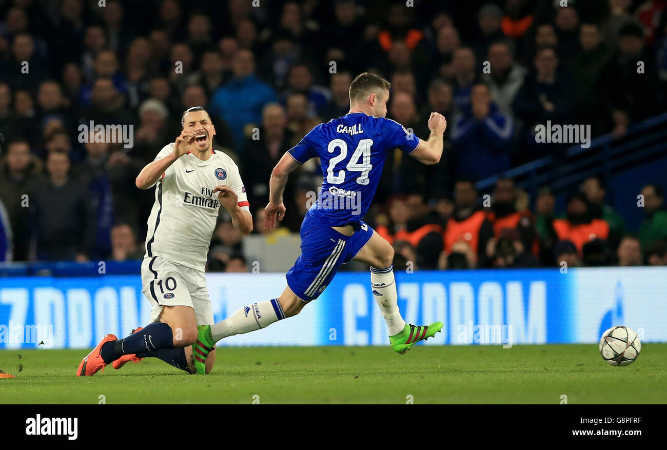 Zlatan Ibrahimovic de Paris Saint Germain (à gauche) est passé sous le défi de Gary Cahill de Chelsea lors de la Ligue des champions de l'UEFA, Round of Sixteen, second Leg Match à Stamford Bridge, Londres. Banque D'Images