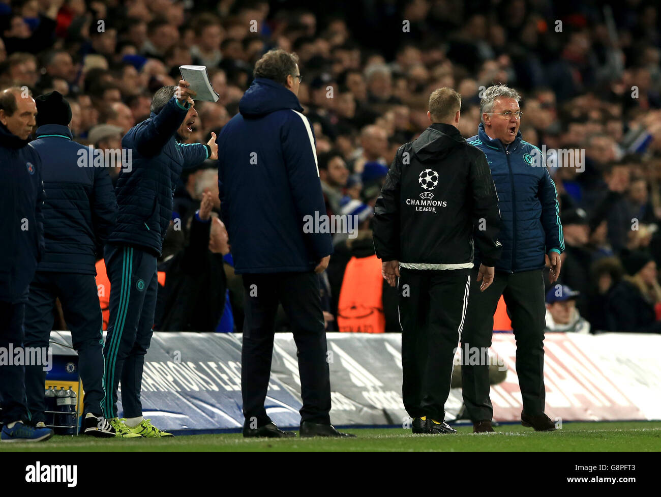 Guus Hiddink, directeur intérimaire de Chelsea, se dirige vers le quatrième officiel dans la frustration lors de la Ligue des champions de l'UEFA, Round of Sixth, second Leg Match à Stamford Bridge, Londres. Banque D'Images