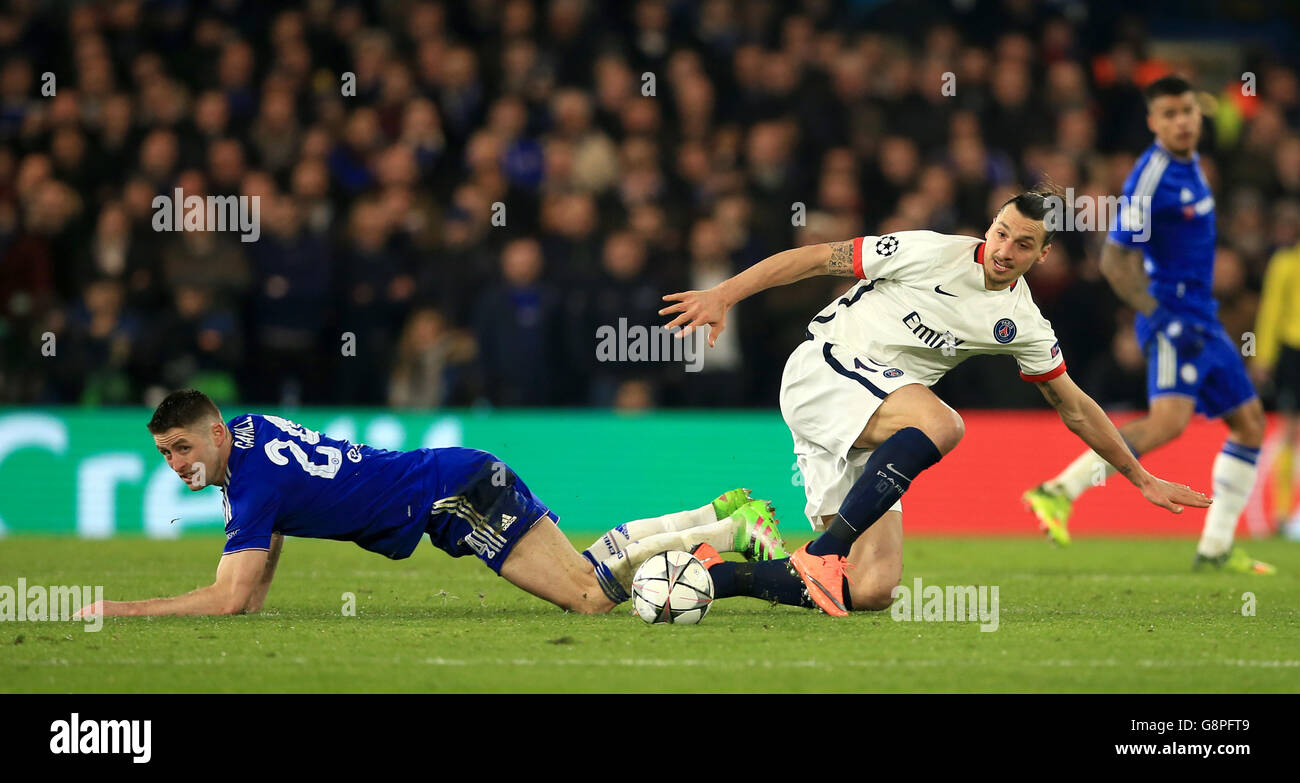 Zlatan Ibrahimovic de Paris Saint Germain (à droite) et Gary Cahill de Chelsea se battent pour le ballon lors de la Ligue des champions de l'UEFA, Round of Sixteen, second Leg Match à Stamford Bridge, Londres. Banque D'Images