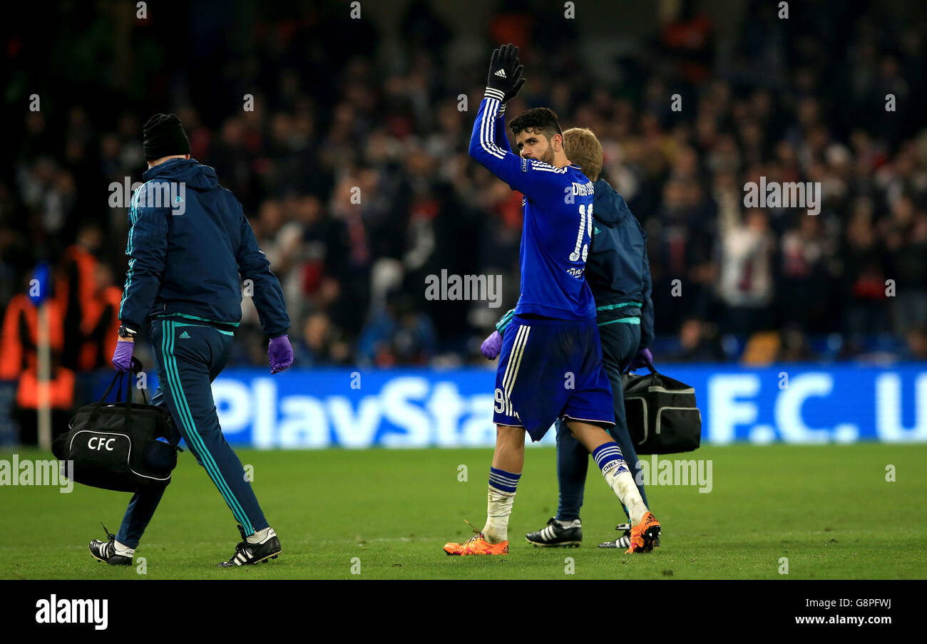 Diego Costa de Chelsea applaudit les fans lorsqu'il quitte le terrain en raison d'une blessure lors du match de deuxième jambe de la Ligue des champions de l'UEFA, Round of Sixteen, au Stamford Bridge, Londres. Banque D'Images