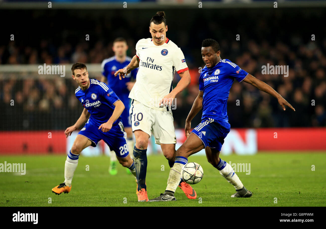 Zlatan Ibrahimovic de Paris Saint Germain (au centre) lutte pour le ballon avec Jon OBI Mikel de Chelsea (à droite) lors de la Ligue des champions de l'UEFA, Round of Sixteen, second Leg Match à Stamford Bridge, Londres. Banque D'Images