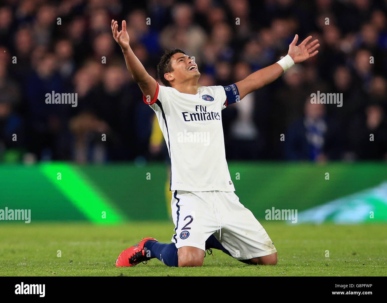 Thiago Silva de Paris Saint Germain célèbre après le deuxième but de son côté marqué par Zlatan Ibrahimovic (non représenté) lors de la Ligue des champions de l'UEFA, Round of Sixteen, second Leg Match au Stamford Bridge, Londres. Banque D'Images