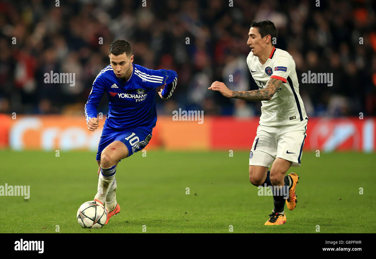 Angel Di Maria de Paris Saint Germain (à droite) et Eden Hazard de Chelsea se battent pour le ballon lors de la Ligue des champions de l'UEFA, Round of Sixteen, second Leg Match à Stamford Bridge, Londres. Banque D'Images