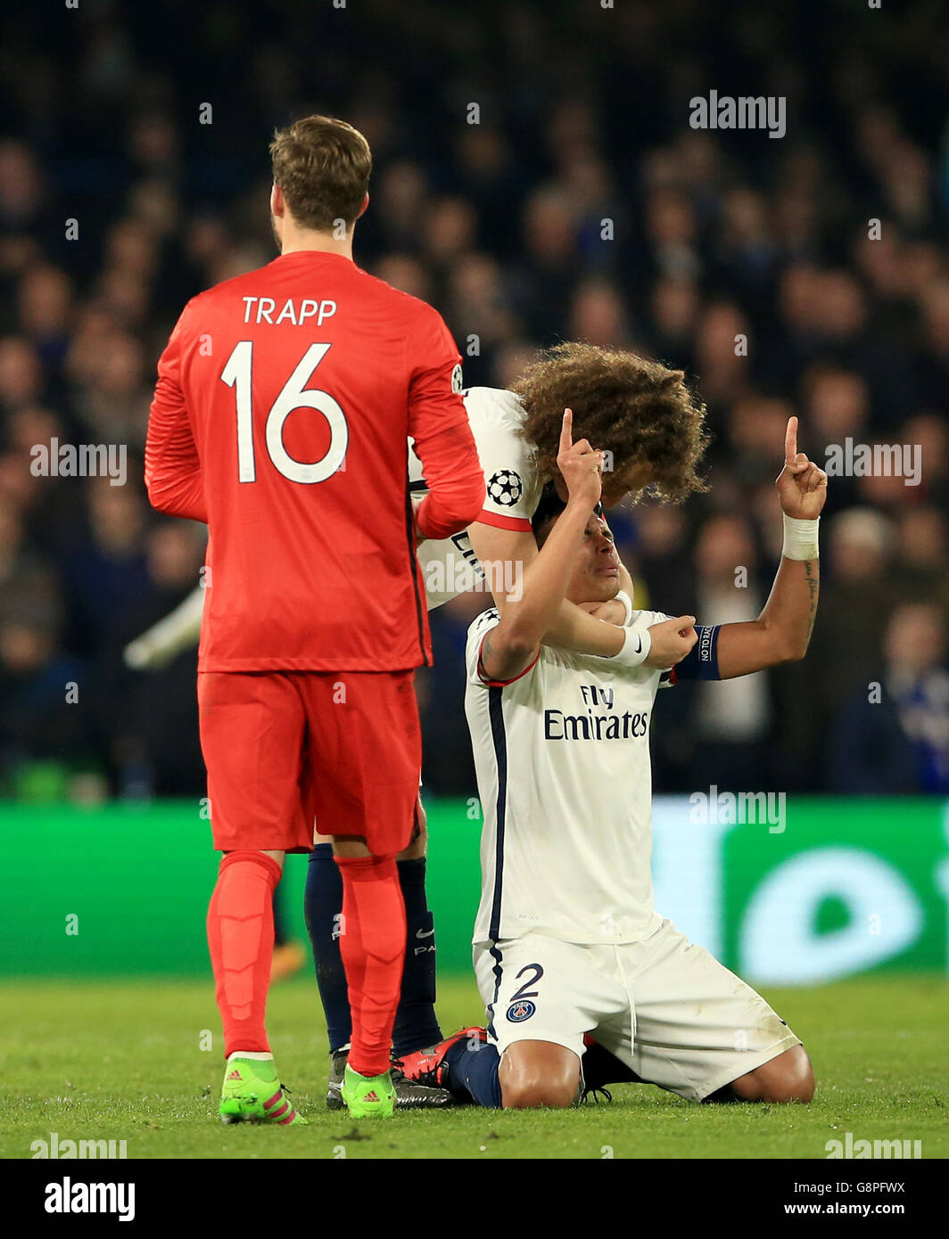 Thiago Silva de Paris Saint Germain (2), David Luiz et le gardien de but Kevin Trapp (à gauche) célèbrent après le deuxième but de leur côté marqué par Zlatan Ibrahimovic (non représenté) lors de la Ligue des champions de l'UEFA, Round of Sixteen, second Leg Match à Stamford Bridge, Londres. Banque D'Images