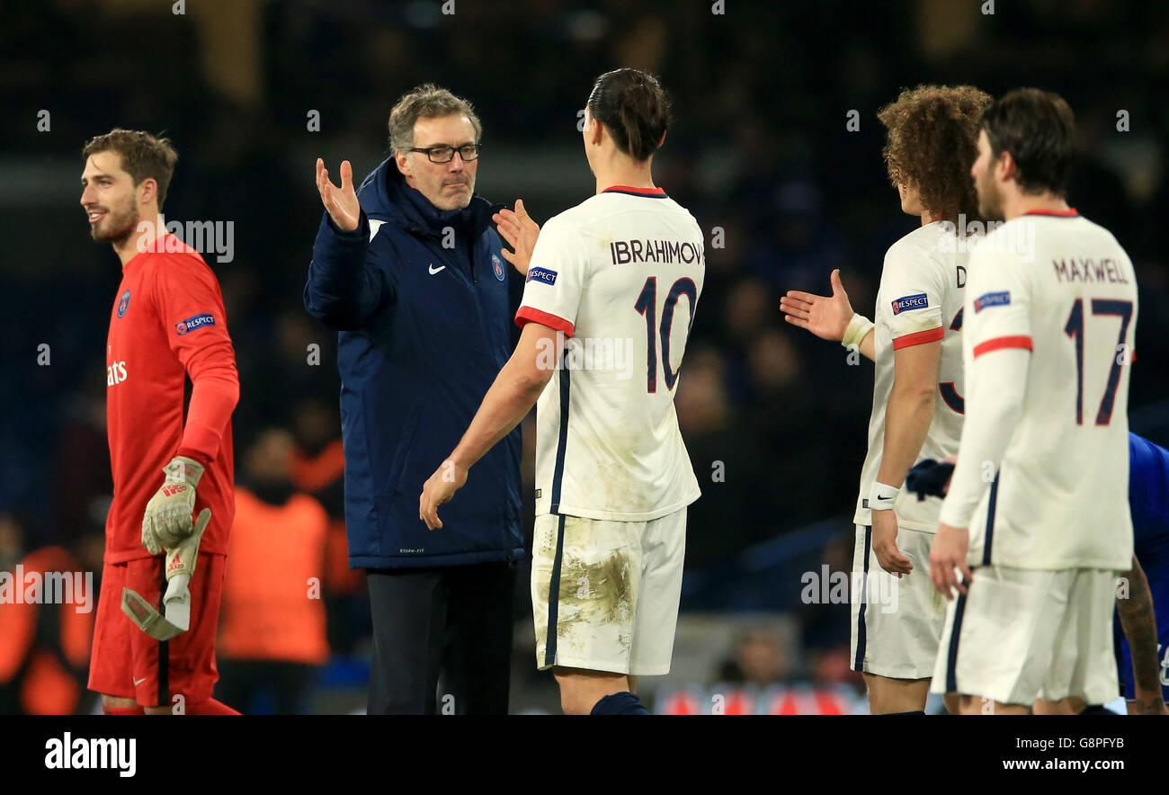 Zlatan Ibrahimovic de Paris Saint Germain (à droite) fête avec le gérant Laurent blanc après la Ligue des champions de l'UEFA, Round of Sixth, second Leg Match au Stamford Bridge, Londres. Banque D'Images