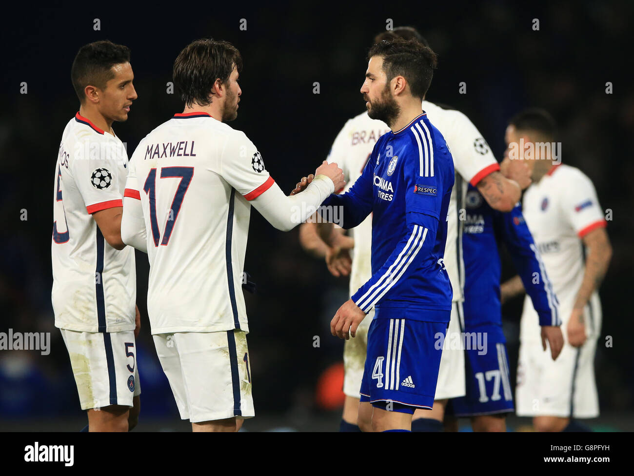 Cesc Fabregas de Chelsea (à droite) serre la main avec le Maxwell de Paris Saint Germain après la Ligue des champions de l'UEFA, Round of Sixteen, second Leg Match au Stamford Bridge, Londres. Banque D'Images