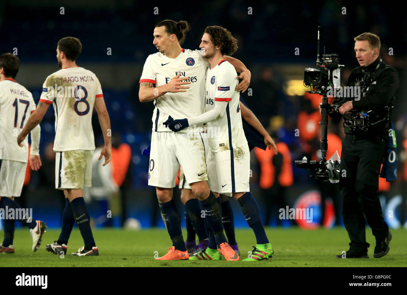 Zlatan Ibrahimovic de Paris Saint Germain célèbre avec son coéquipier Adrien Rabiot (à droite) après la Ligue des champions de l'UEFA, Round of Sixth, second Leg Match au Stamford Bridge, Londres. Banque D'Images