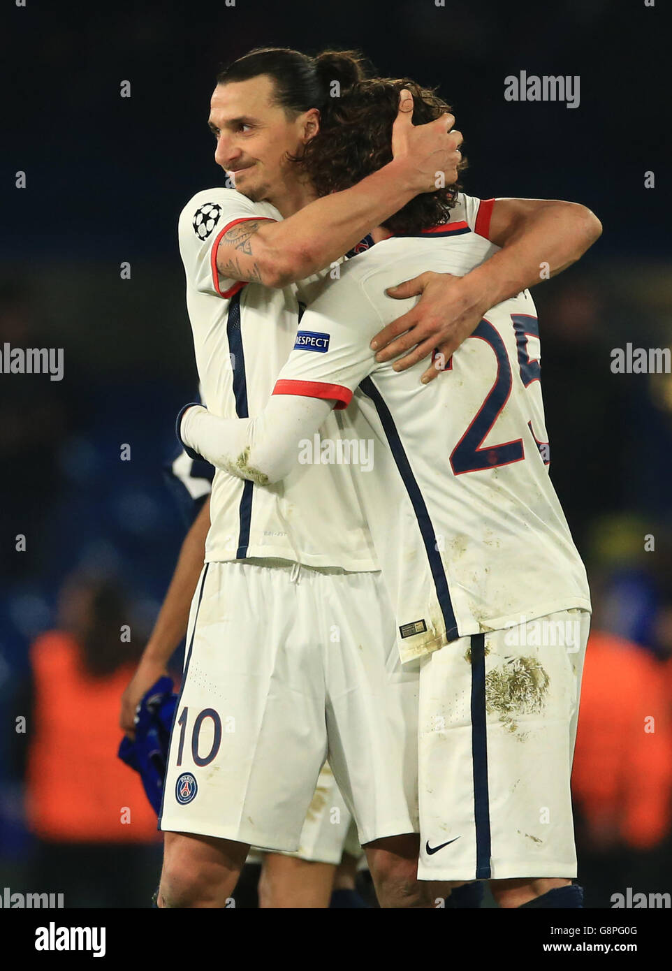 Zlatan Ibrahimovic de Paris Saint Germain célèbre avec son coéquipier Adrien Rabiot (à droite) après la Ligue des champions de l'UEFA, Round of Sixth, second Leg Match au Stamford Bridge, Londres. Banque D'Images