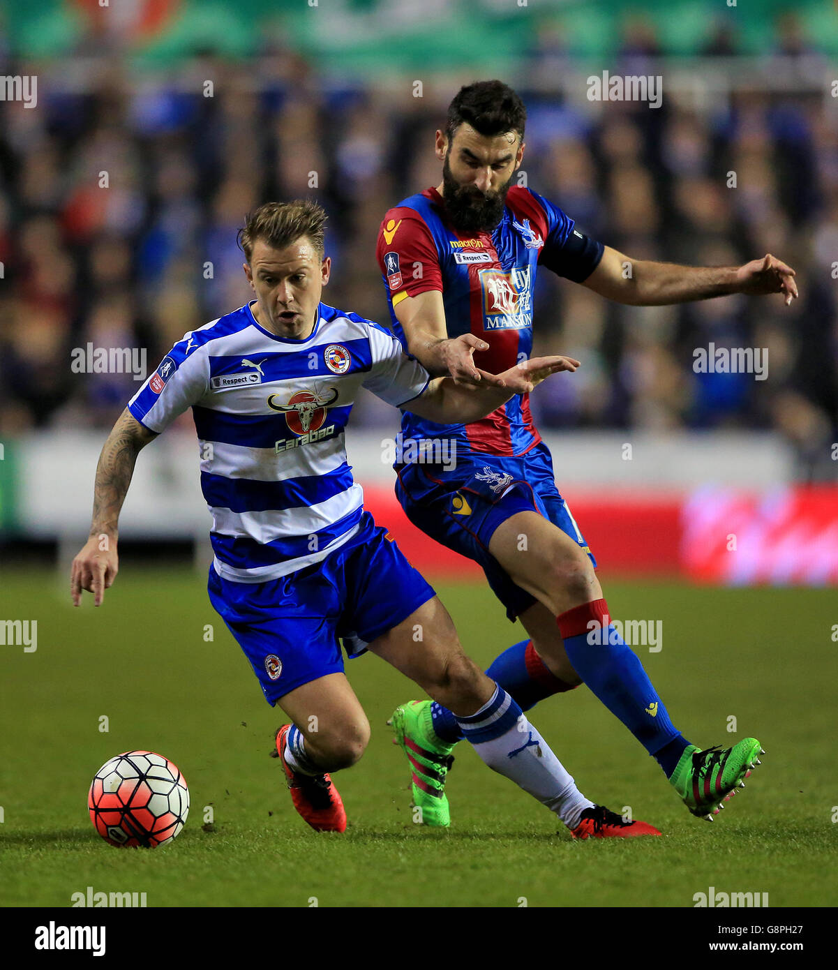 Simon Cox (à gauche) de Reading et Mile Jedinak de Crystal Palace se battent pour le ballon lors de la FA Cup, quart de finale au Madejski Stadium, Reading. Banque D'Images Simon Cox (à gauche) de Reading et Mile Jedinak de Crystal Palace se battent pour le ballon lors de la FA Cup, quart de finale au Madejski Stadium, Reading. Banque D'Images