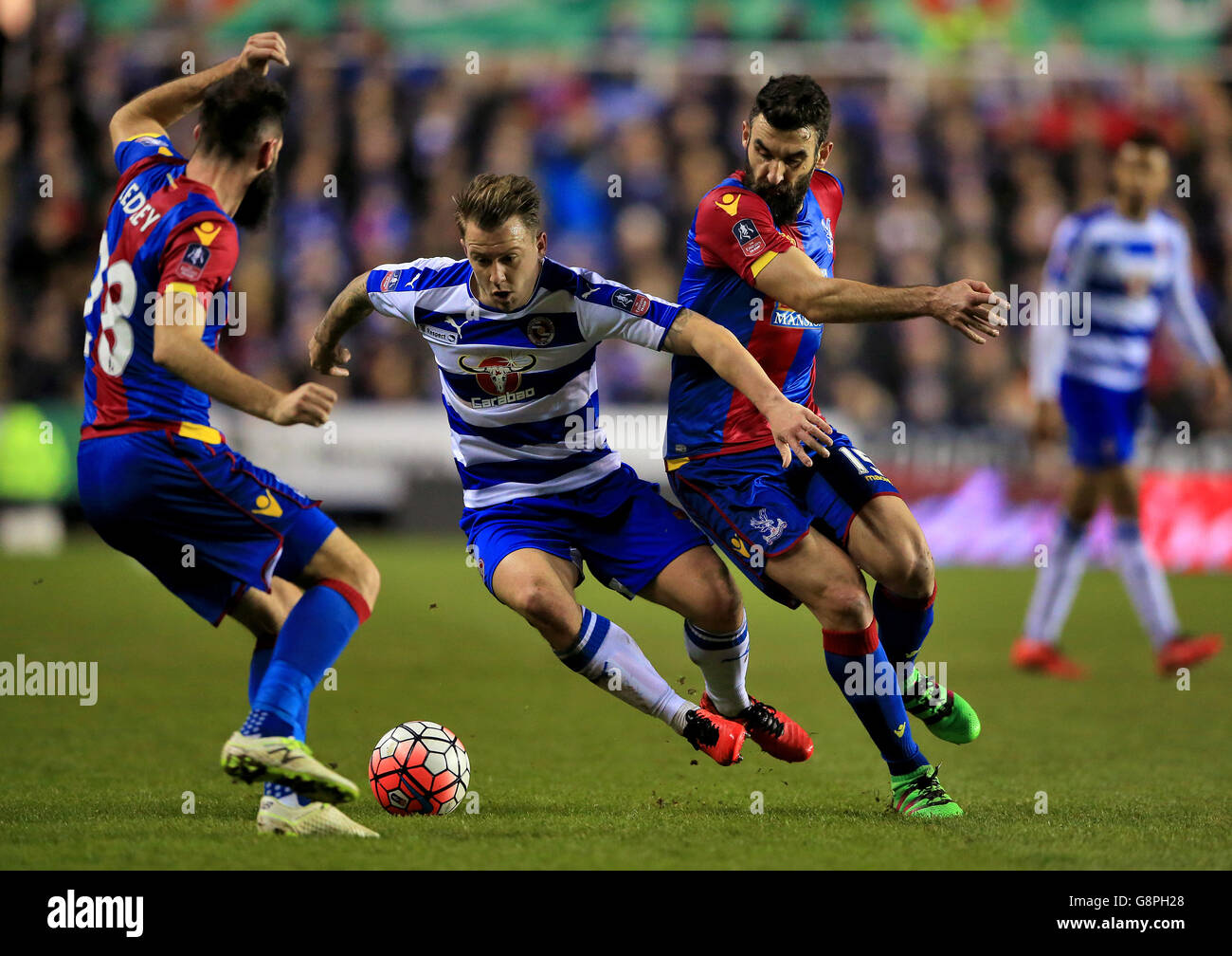 Simon Cox (au centre) de Reading combat avec Mile Jedinak (à droite) de Crystal Palace et Joe Ledley lors de la FA Cup, quart de finale au Madejski Stadium, Reading. Banque D'Images Simon Cox (au centre) de Reading combat avec Mile Jedinak (à droite) de Crystal Palace et Joe Ledley lors de la FA Cup, quart de finale au Madejski Stadium, Reading. Banque D'Images