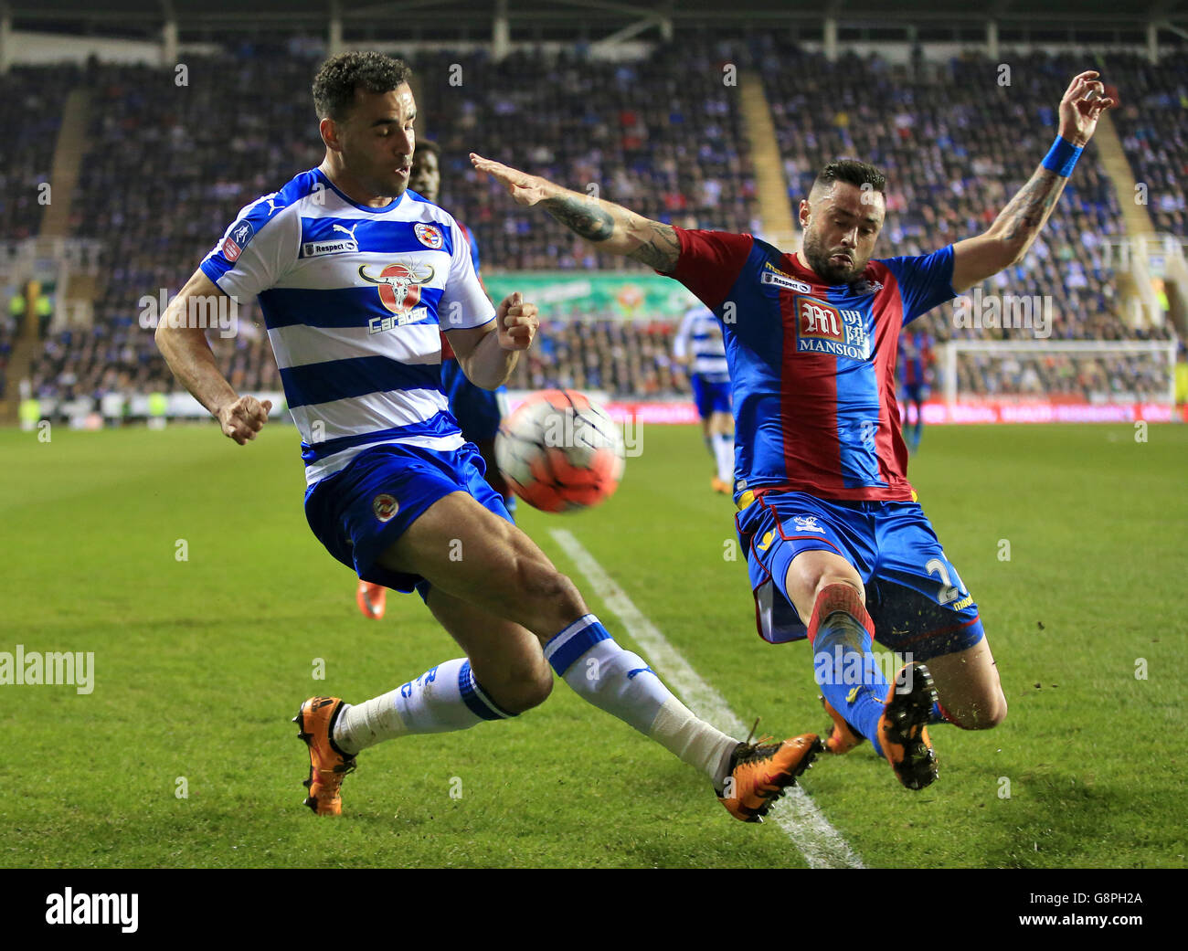 Reading's Hal Robson-Kanu (à gauche) et Damien Delaney du Crystal Palace se battent pour le ballon lors de la FA Cup, quart de finale du match au Madejski Stadium, Reading. Banque D'Images Reading's Hal Robson-Kanu (à gauche) et Damien Delaney du Crystal Palace se battent pour le ballon lors de la FA Cup, quart de finale du match au Madejski Stadium, Reading. Banque D'Images