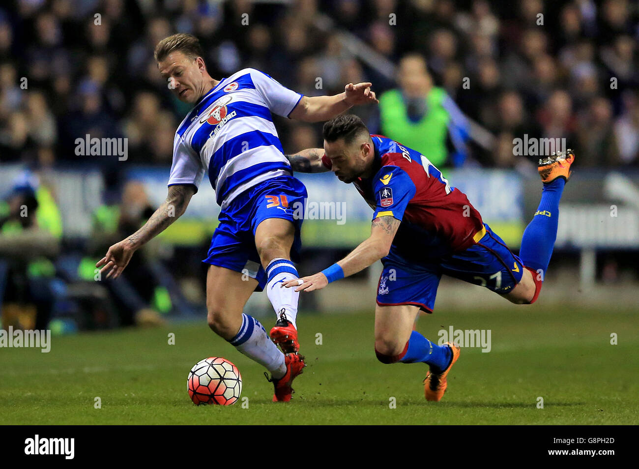 Simon Cox de Reading (à gauche) et Damien Delaney de Crystal Palace se battent pour le ballon lors de la FA Cup, quart de finale au Madejski Stadium, Reading. Banque D'Images Simon Cox de Reading (à gauche) et Damien Delaney de Crystal Palace se battent pour le ballon lors de la FA Cup, quart de finale au Madejski Stadium, Reading. Banque D'Images