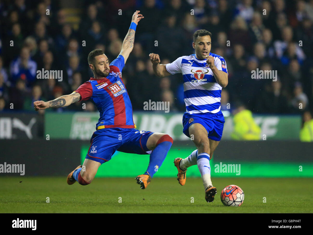 Damien Delaney (à gauche) du Crystal Palace défile Hal Robson-Kanu de Reading lors de la FA Cup, quart de finale du match au Madejski Stadium, Reading. Banque D'Images Damien Delaney (à gauche) du Crystal Palace défile Hal Robson-Kanu de Reading lors de la FA Cup, quart de finale du match au Madejski Stadium, Reading. Banque D'Images