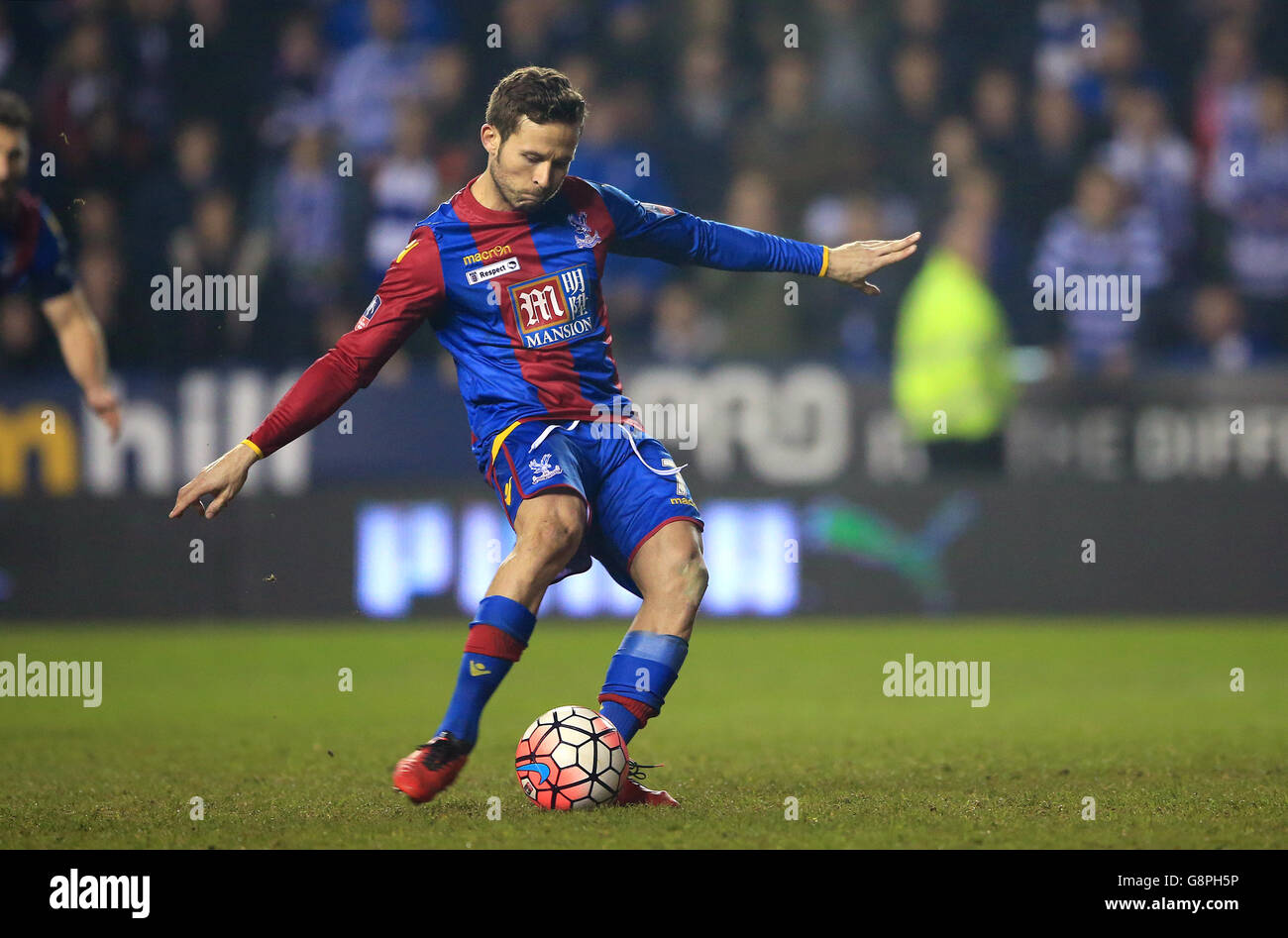 Le Yohan Cabaye du Crystal Palace marque le premier but de son côté à partir de la zone de pénalité lors de la FA Cup, quart de finale du match au Madejski Stadium, Reading. Banque D'Images Le Yohan Cabaye du Crystal Palace marque le premier but de son côté à partir de la zone de pénalité lors de la FA Cup, quart de finale du match au Madejski Stadium, Reading. Banque D'Images