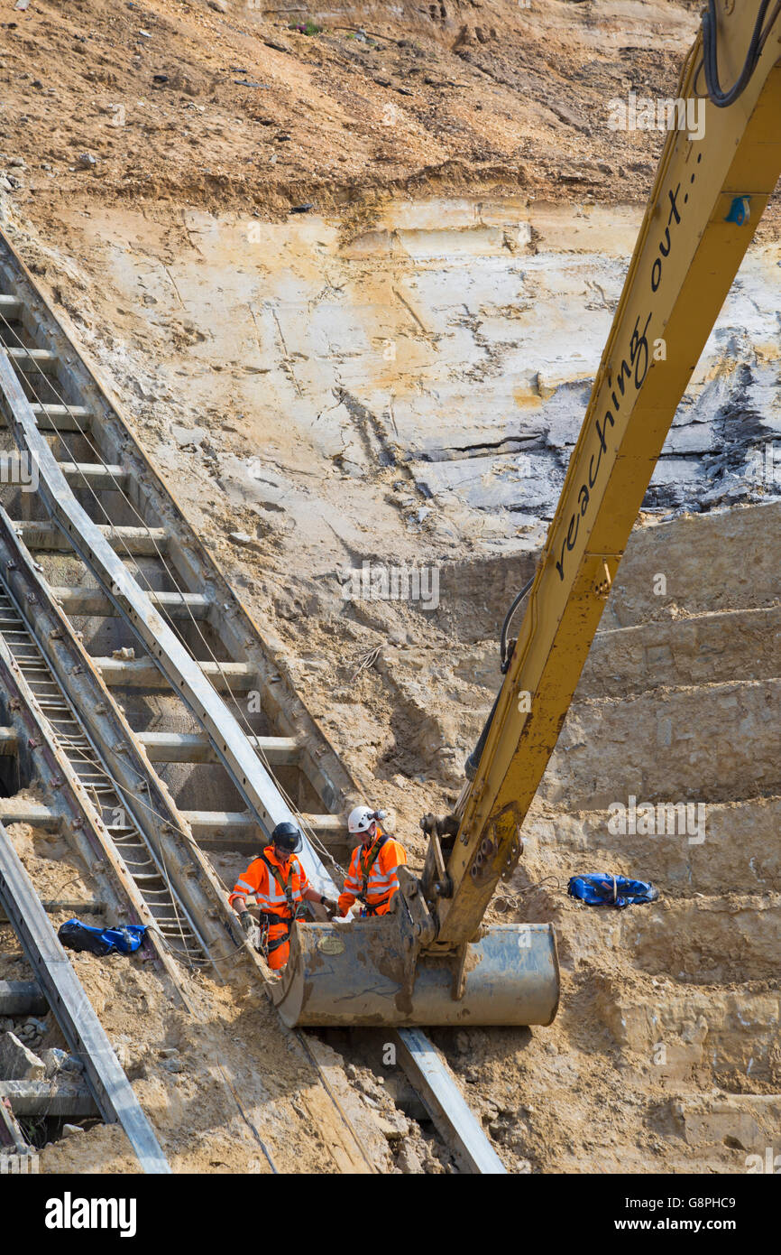 Abseilers effacer les décombres à Falaise est en juin à ce glissement de terrain qui a eu lieu en avril à Bournemouth Banque D'Images