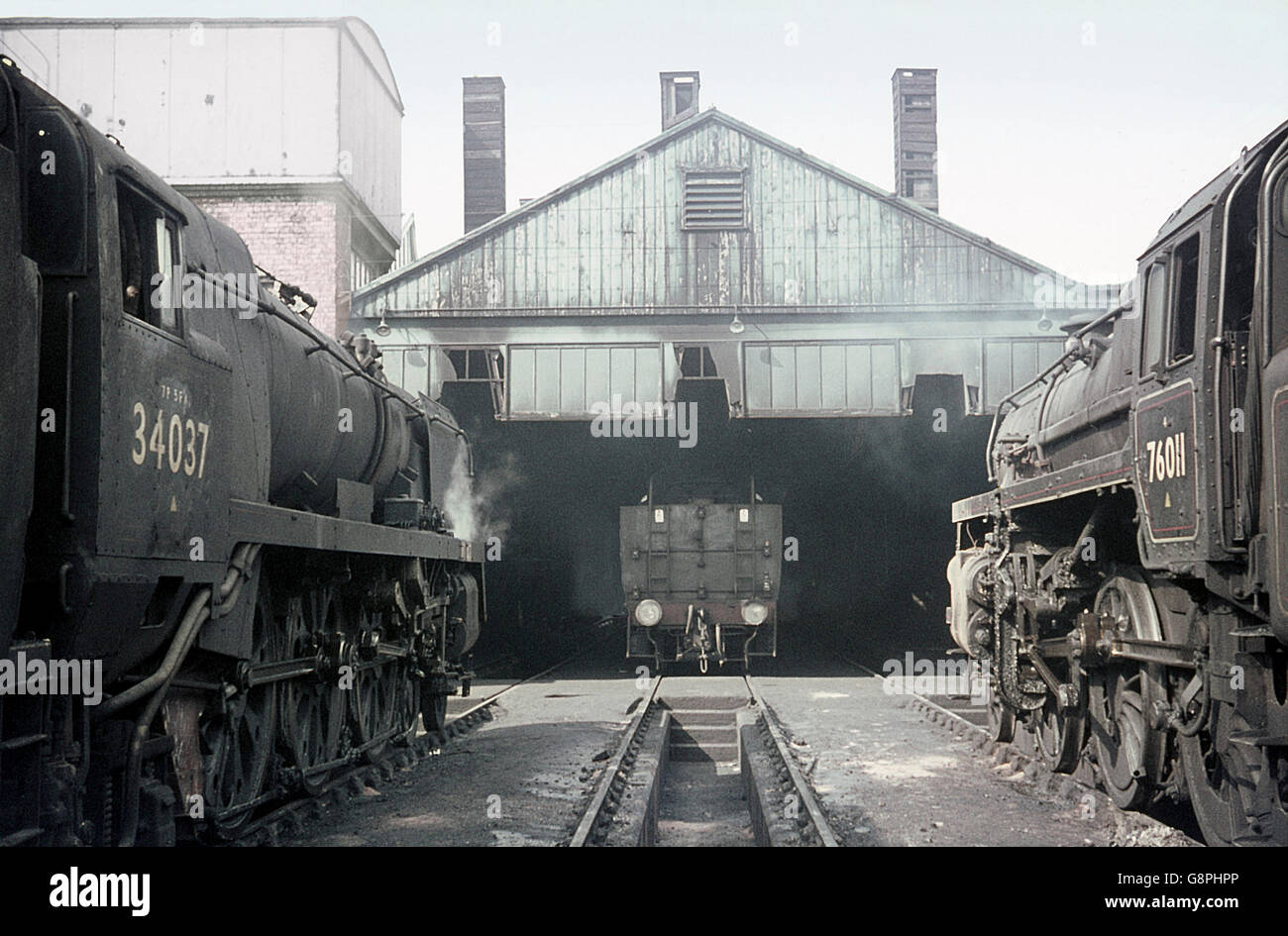 Weymouth motive power depot dans les derniers mois de la vapeur du Sud dotée d''un BR 4 standard 2-6-0 et reconstruit Bulleid West Count Banque D'Images