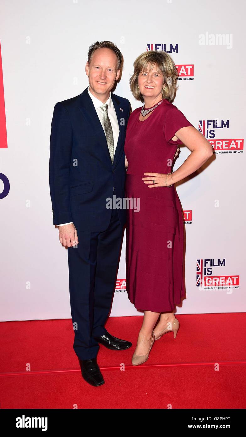 Le consul général britannique à Los Angeles Chris O'Connor et la femme Martha Nelems participant au film est UNE EXCELLENTE réception à la Fig and Olive à Los Angeles, Etats-Unis. Banque D'Images