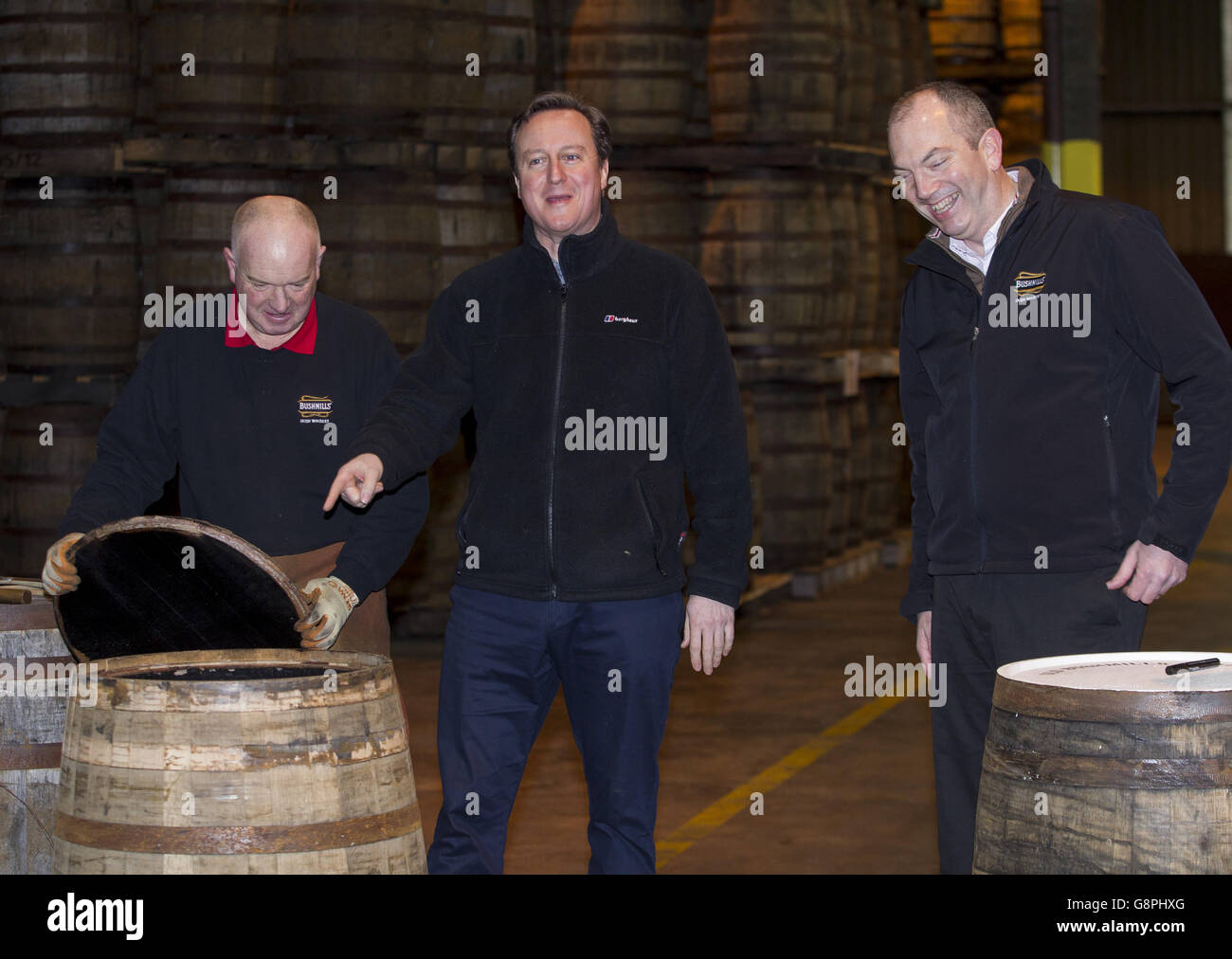 Lors de sa visite à la distillerie de Bushmills de Co Antrim, le Premier ministre David Cameron a présenté un baril de whisky vide à la bushmills Distillery cooper et au directeur Colum Egan (à droite), alors qu'il poursuit sa visite au Royaume-Uni et a présenté les arguments en faveur d'un séjour dans l'Union européenne. Banque D'Images