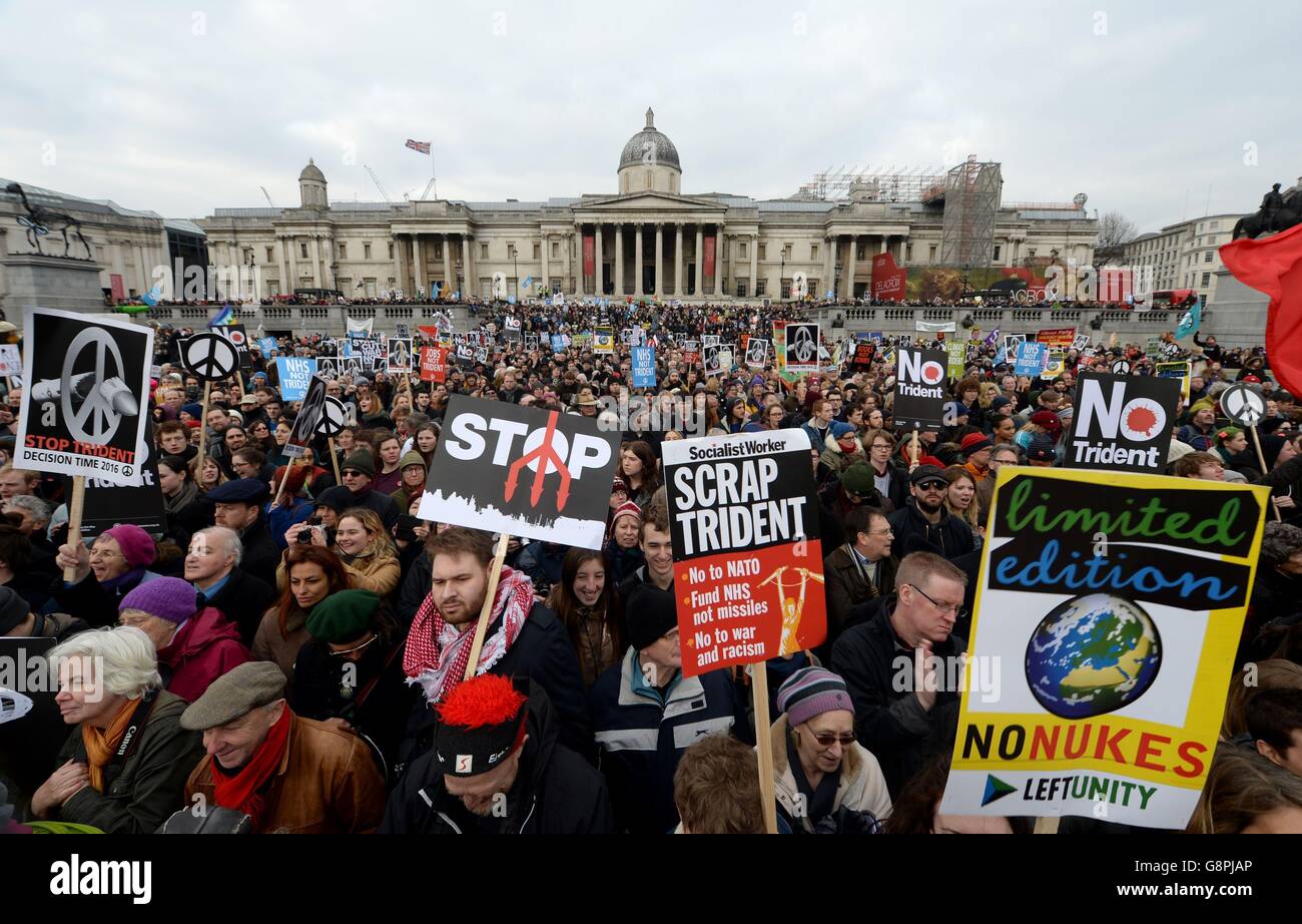 Les manifestants se rassemblent à Trafalgar Square, Londres, pour le rassemblement de protestation Stop Trident. Banque D'Images