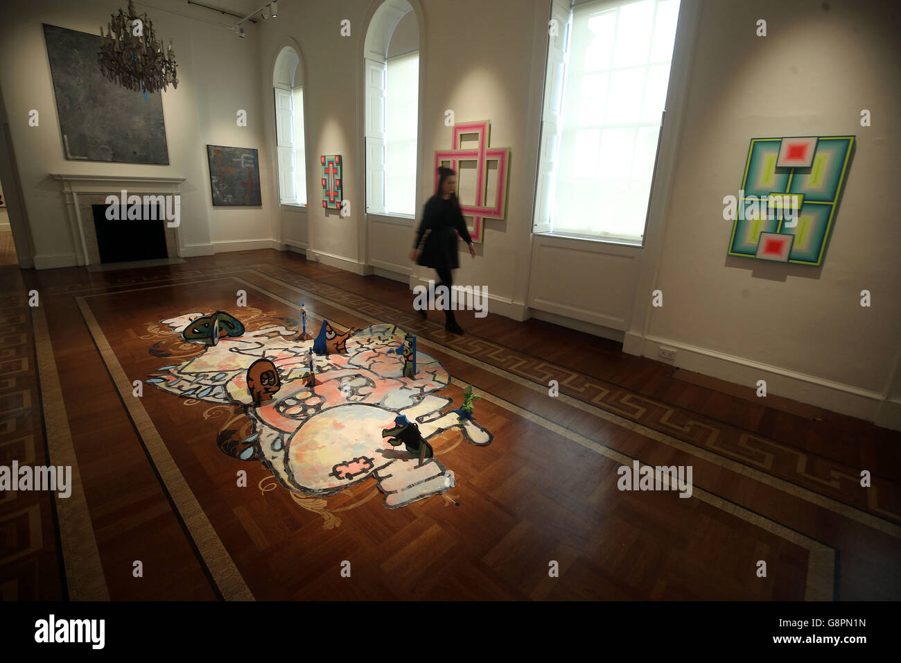 S'aventurer au-delà : Graffiti et le quotidien d'Utopies de l'aperçu de la rue Banque D'Images