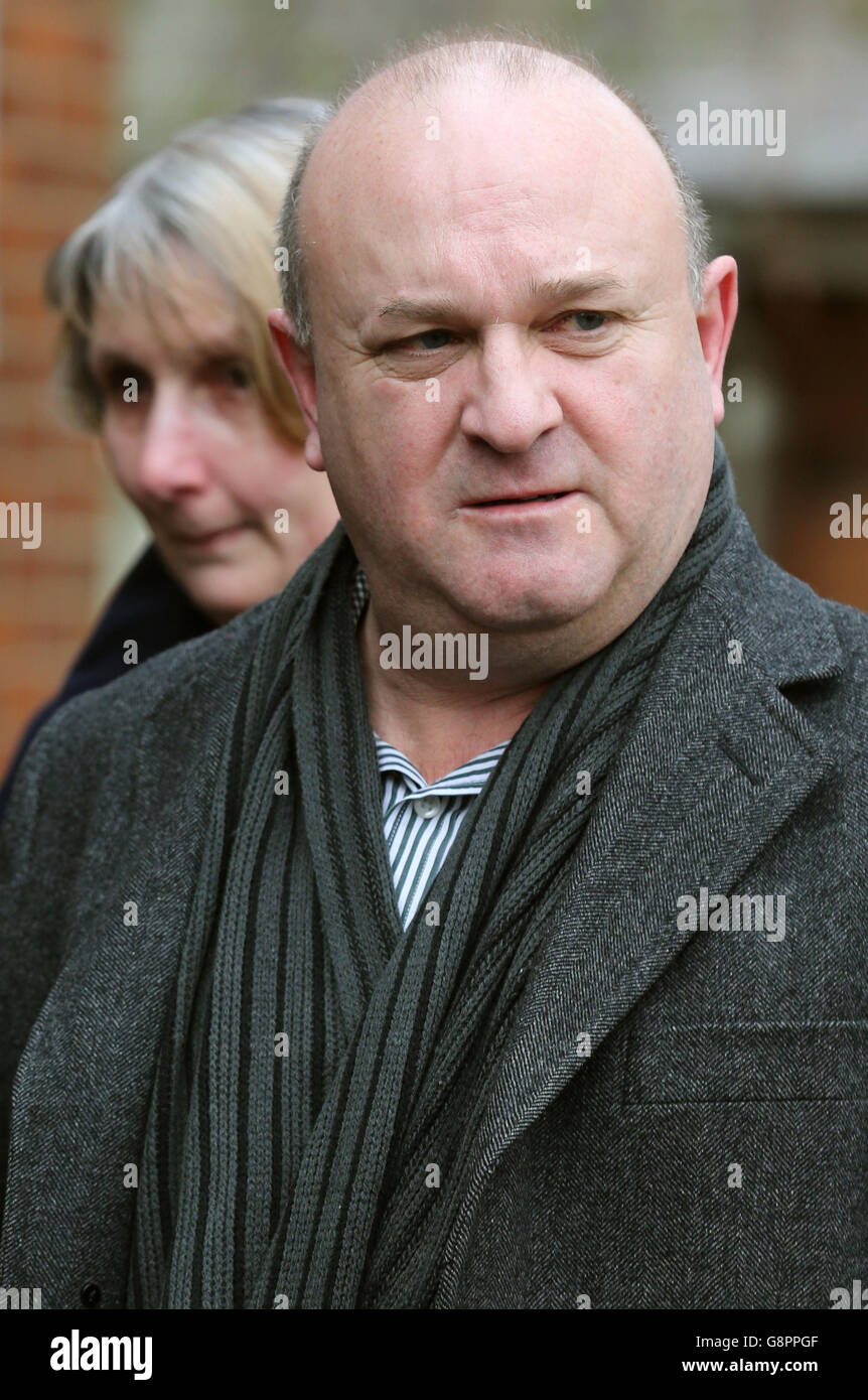 Ray Johnson, le père de l'activiste du Parti conservateur Elliott Johnson, arrive au Palais de justice à Ampthill, dans le Bedfordshire, pour une enquête préalable sur le décès de l'activiste du Parti conservateur de 21 ans retrouvé mort sur des voies de chemin de fer à la gare Sandy de Bedfordshire, le 15 septembre. Banque D'Images