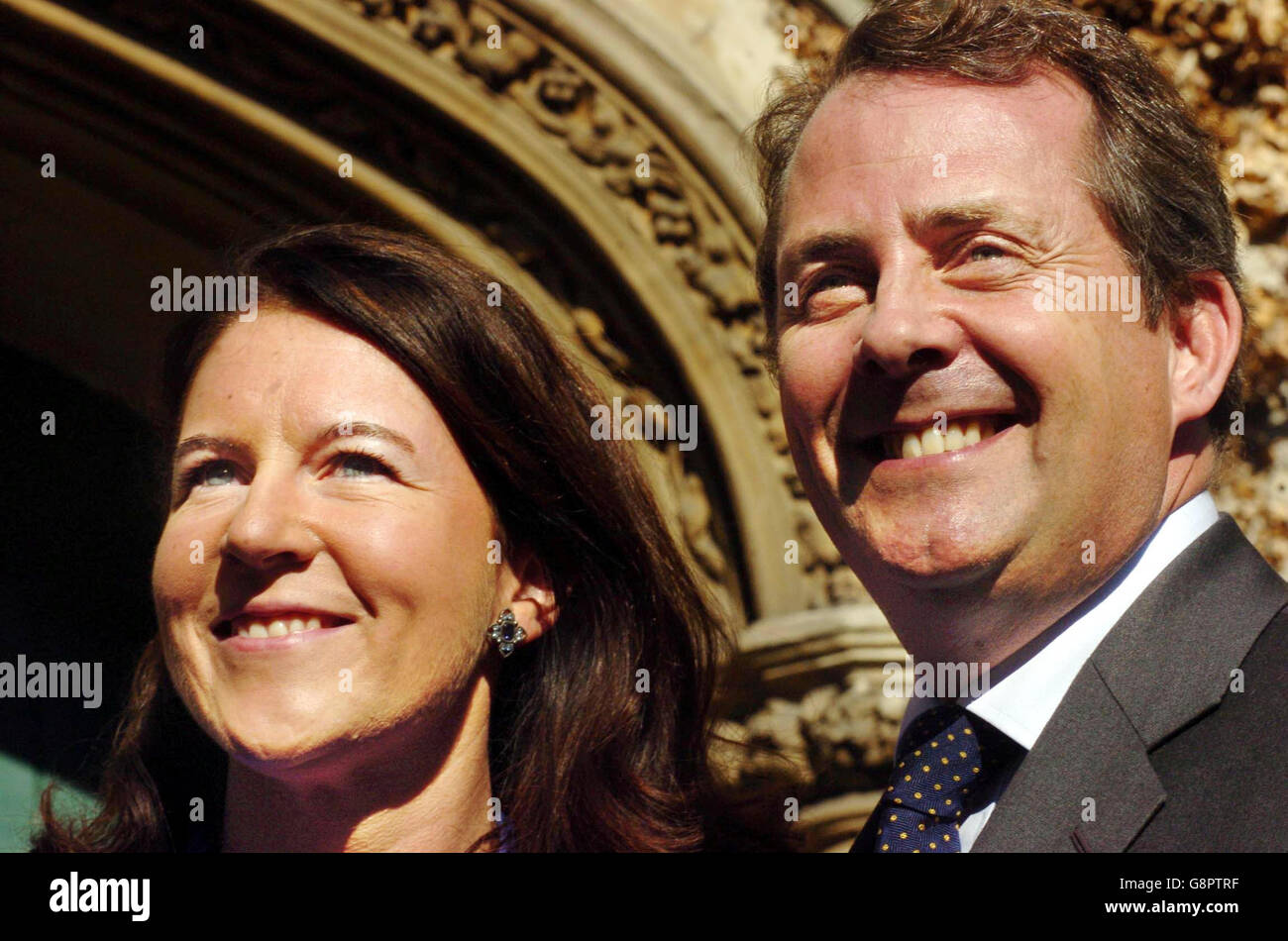 Le secrétaire aux Affaires étrangères de Shadow Liam Fox avec sa fiancée, Jesme Baird, devant le Hillside Clubhouse, dans le nord de Londres, le jeudi 8 septembre 2005, où il a lancé sa candidature pour la direction du parti conservateur.Le Dr Fox a énoncé un programme de centre-droit de faible imposition, de valeurs familiales, de petit gouvernement, de défense forte et de scepticisme à l'égard de l'Union européenne alors qu'il se prépare à affronter les candidats rivaux Kenneth Clarke, David Davis et David Cameron.Voir PA Story POLITIQUE Tories.APPUYEZ SUR ASSOCIATION PHOTO.Le crédit photo devrait se lire: Johnny Green/PA. Banque D'Images