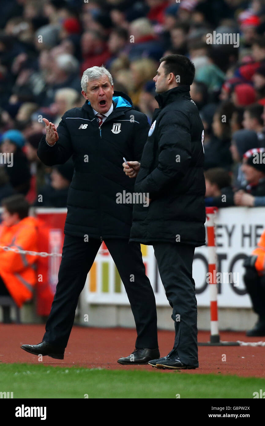 Stoke v Aston Villa - Barclays Premier League - Britannia Stadium. Mark Hughes, directeur de la ville de Stoke Banque D'Images