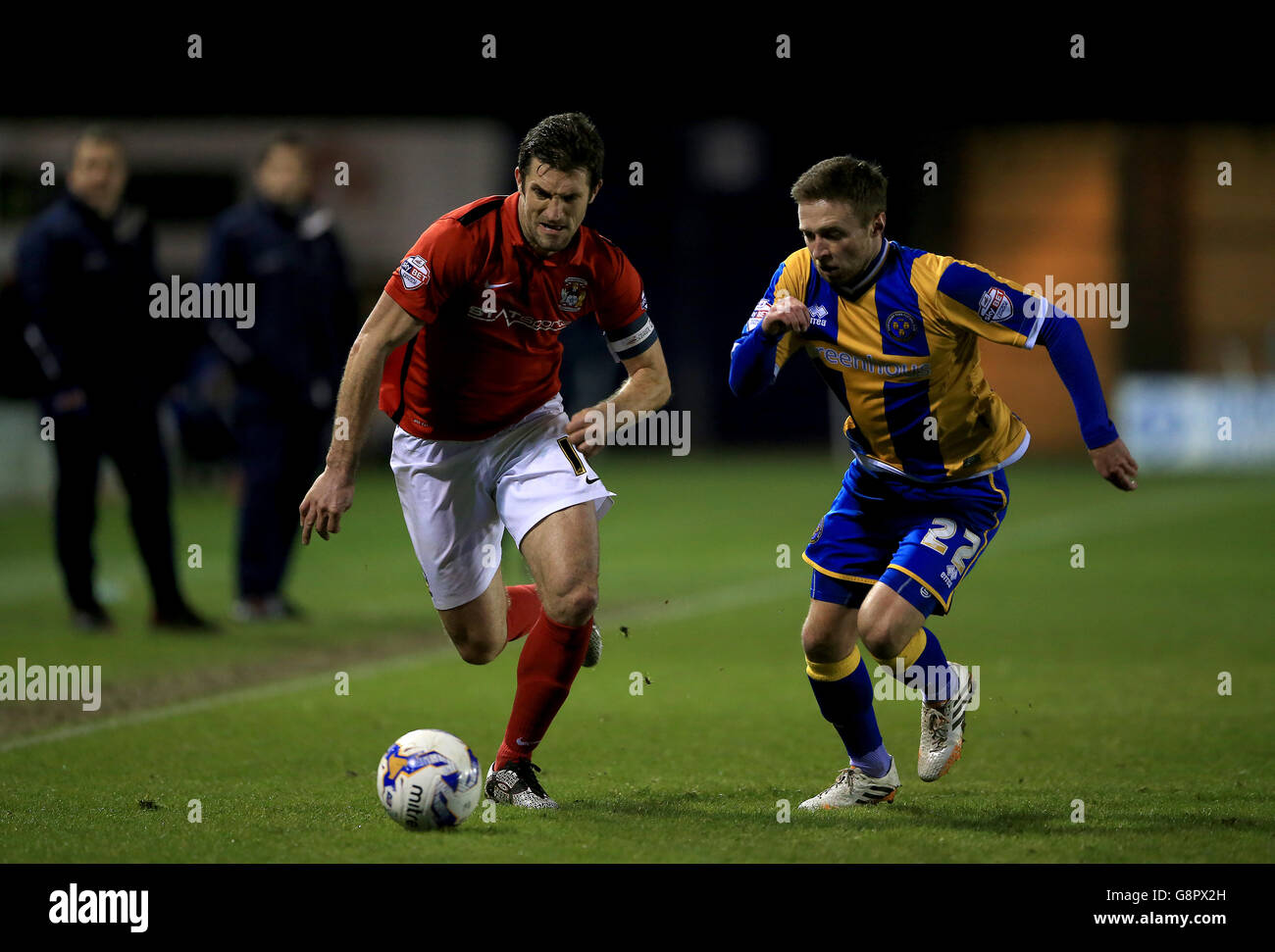 Shrewsbury Town / Coventry City - Sky Bet League One - Greenhous Meadow.Jordan Clarke (à droite) de Shrewsbury Town et Samuel Ricketts de Coventry City se battent pour le ballon Banque D'Images