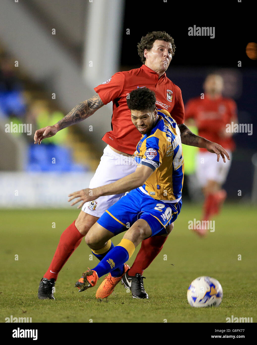 Nathaniel Knight-Percival (devant) et Darius Henderson de Coventry City bataille pour le ballon Banque D'Images