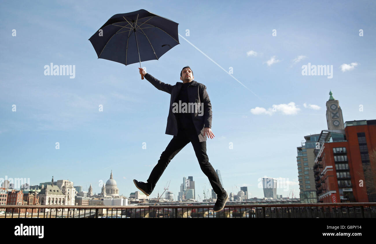 Le célèbre magicien Dynamo, véritable nom Steven Frayne, crée une série d'illusions photographiques originales, notamment « flotter au-dessus des gratte-ciel de Londres à l'aide d'un parapluie », pour célébrer le lancement de la nouvelle Samsung Galaxy S7 cette semaine, à Londres. Banque D'Images