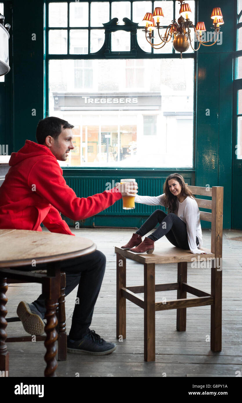 Le magicien de la célébrité Dynamo, véritable nom Steven Frayne, crée une série d'illusions photographiques originales, y compris « faire passer son ami à la taille d'un verre de pinte », pour célébrer cette semaine le lancement de la nouvelle Samsung Galaxy S7, à Londres. Banque D'Images