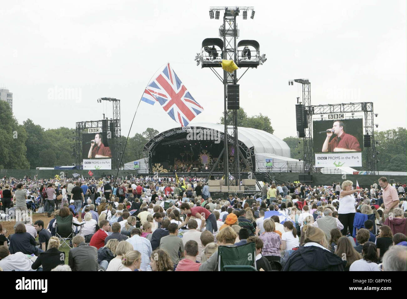 La foule se rassemble, bravant les pluies occasionnelles, et de profiter des actes d'échauffement pour la BBC Proms dans le parc, Hyde Park samedi 10 2005 septembre.APPUYEZ SUR ASSOCIATION photo.Le crédit photo devrait se lire comme suit : Edmond Terakopian/PA Banque D'Images