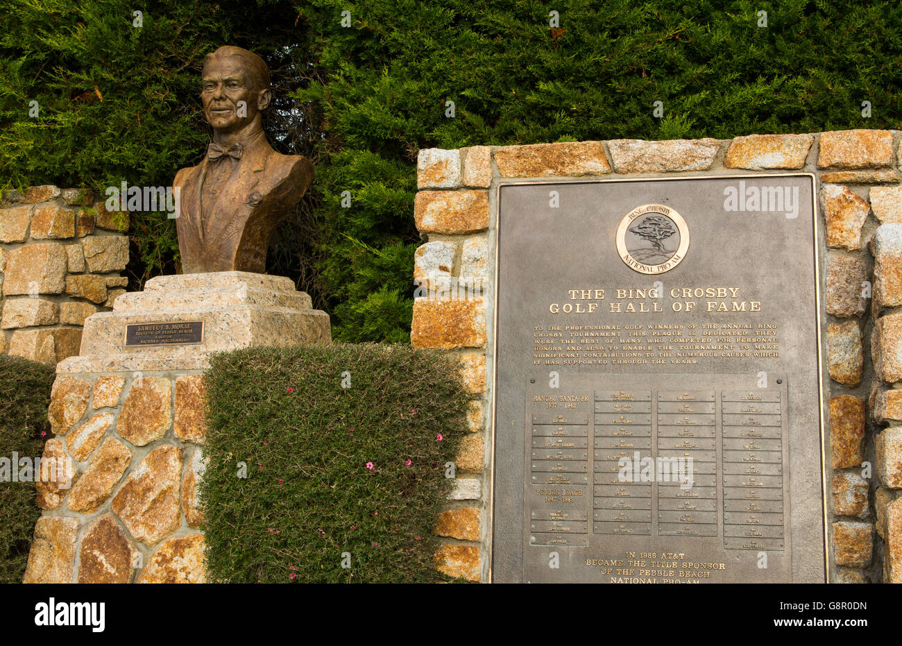Plage de galets Californie Statue de Samuel F.B. Morse, fondateur, à Pebble Beach Golf Links et liste de Bing Crosby Golf Hall de Fam Banque D'Images
