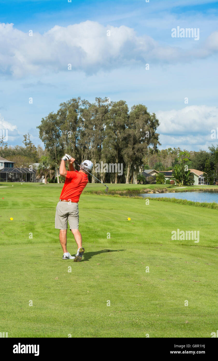 Ft Myers Florida hitting ball golfeur sur le 5ème trou de Eagle Ridge Golf Club de la conduite sur le trou par 3 Banque D'Images